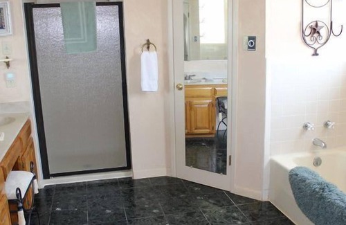 Johnson City House | Exceptional Stay at The Crossroads Inn with Pool & Breakfast