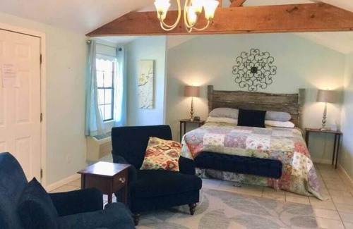 Johnson City House | Exceptional Stay at The Crossroads Inn with Pool & Breakfast