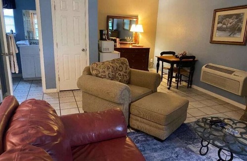 Johnson City House | Exceptional Stay at The Crossroads Inn with Pool & Breakfast
