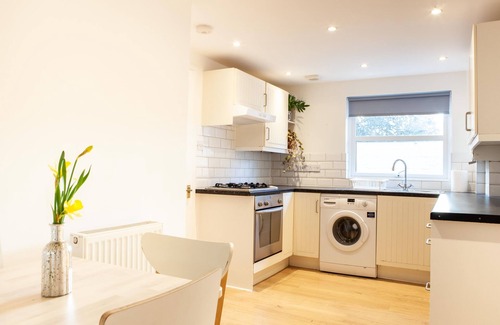 East Linton House | Discover The Crown & Kitchen: Family-Friendly Stay with Dining