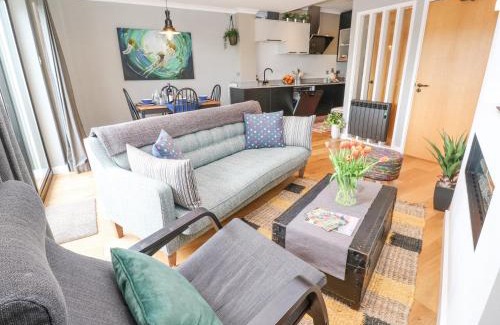 Maenporth Apartment | Discover The Crows Nest: Family-Friendly with a Pool