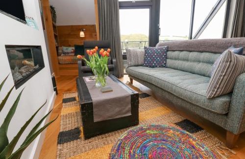 Maenporth Apartment | Discover The Crows Nest: Family-Friendly with a Pool