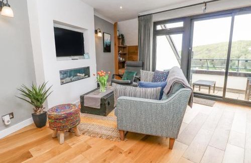 Maenporth Apartment | Discover The Crows Nest: Family-Friendly with a Pool