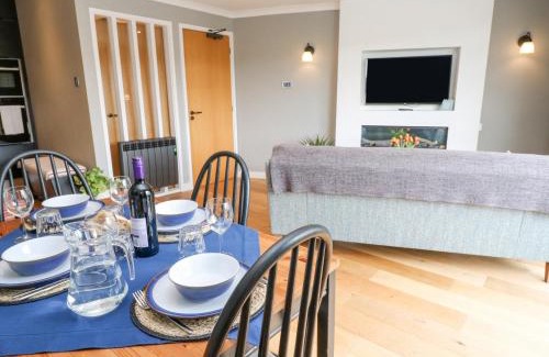 Maenporth Apartment | Discover The Crows Nest: Family-Friendly with a Pool