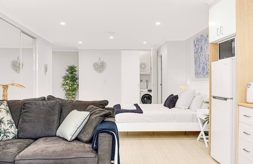 Crows Nest Apartment | Inviting Crows Nest Studio with Balcony & Family-Friendly Amenities