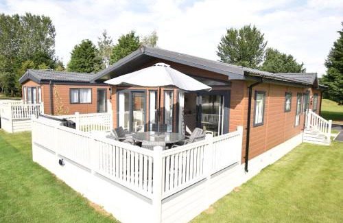 Allerthorpe Cabin | Relax at The Crucible Lodge with Hot Tub and Great Amenities