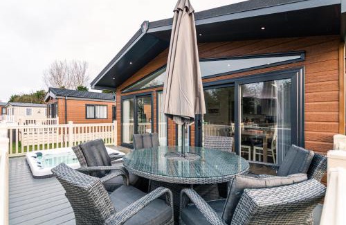 Allerthorpe Cabin | Relax at The Crucible Lodge with Hot Tub and Great Amenities