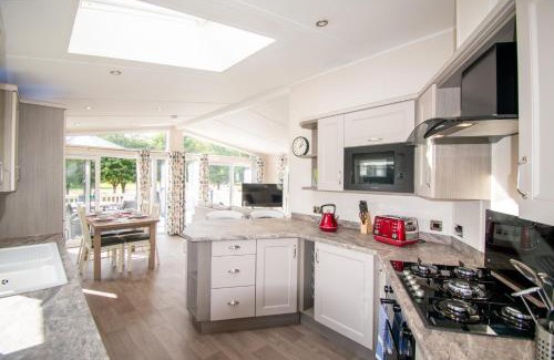 Allerthorpe Cabin | Relax at The Crucible Lodge with Hot Tub and Great Amenities