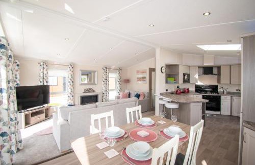 Allerthorpe Cabin | Relax at The Crucible Lodge with Hot Tub and Great Amenities