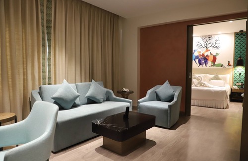 Seraikela Hotel | Discover The Cruze Premium Boutique Hotel with Pool & Dining