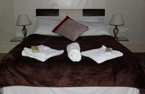 Bensham Manor Bed & Breakfast | Family-Friendly Stay at The Crystal Lodge Hotel