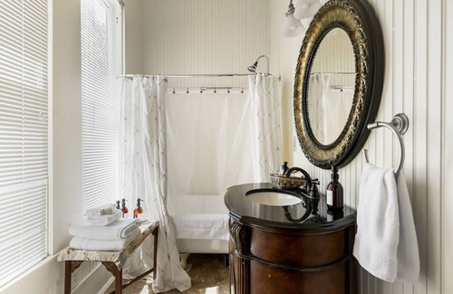 Heritage Hotel | Discover The Crystal River Inn: Spa, Restaurant & Family Fun