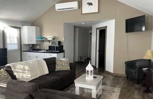 Aurora House | Cozy Cubby Hollow with Hot Tub in Aurora Village