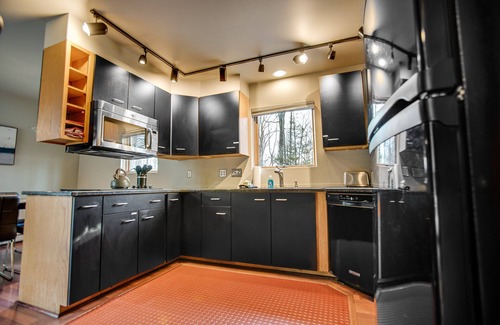 Rossville House | Relax at The Cube: Hot Tub, Deck & 15 Acres of Serenity