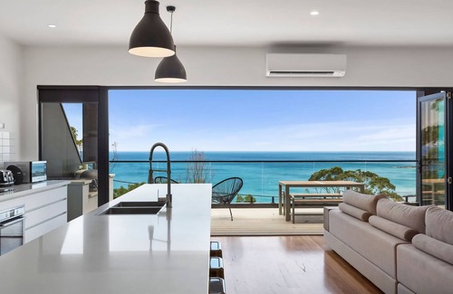 Separation Creek House | Remarkable The Cube: Architectural Marvel with Pool & Breakfast