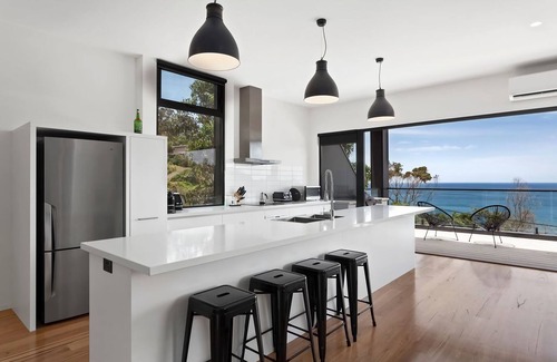 Separation Creek House | Remarkable The Cube: Architectural Marvel with Pool & Breakfast