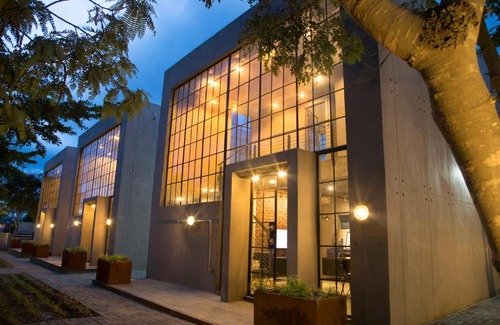 Lusaka Central Apartment | Discover The Cubes: Family-Friendly with Pool & Breakfast
