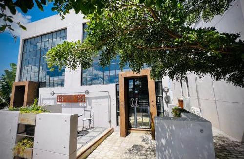 Lusaka Central Apartment | Discover The Cubes: Family-Friendly with Pool & Breakfast