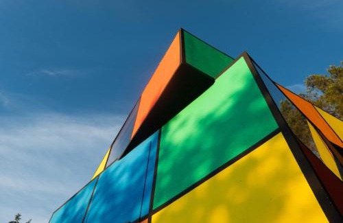 Tangen House | Relax at The Cubist Retreat with Hot Tub & Pet-Friendly Stays