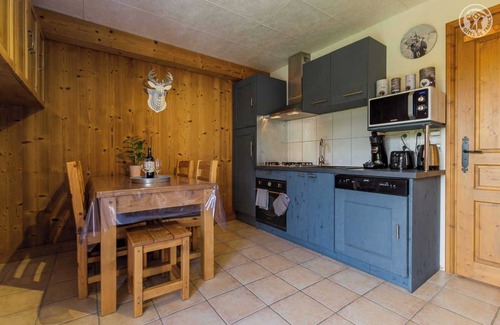La Lechere House | Cozy Cubs Hut: Family-Friendly Stay with Breakfast Included