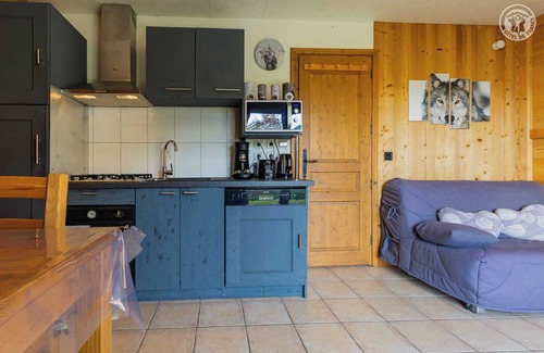 La Lechere House | Cozy Cubs Hut: Family-Friendly Stay with Breakfast Included