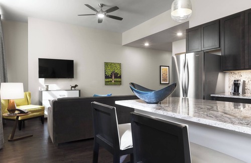 Downtown Hotel | Experience The Current Iowa: 4-Star Comfort and Amenities