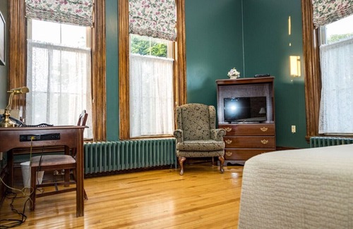 Pictou House | Discover The Customs House Inn: Eco-Friendly & Relaxing Stay