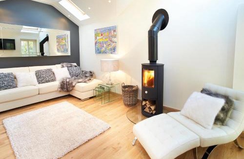 Pencoed House | Discover Comfort at The Cwtch - Your Perfect Getaway