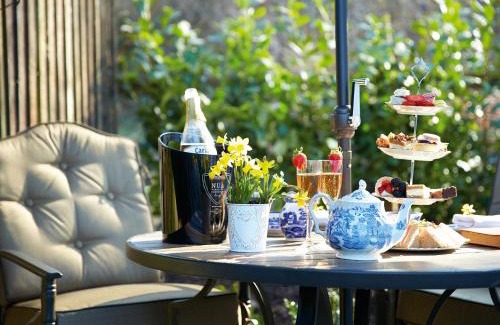 Pencoed House | Discover Comfort at The Cwtch - Your Perfect Getaway
