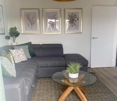 Kenfig Hill Apartment | Welcoming Cwtch Flat for Pets Near M4 and Porthcawl