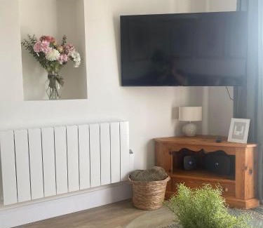 Kenfig Hill Apartment | Welcoming Cwtch Flat for Pets Near M4 and Porthcawl