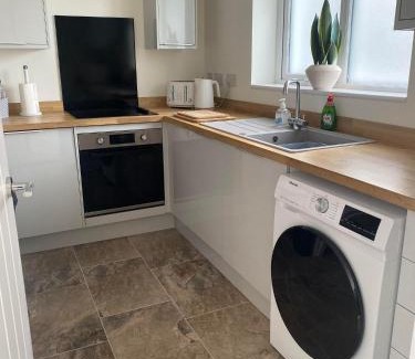 Kenfig Hill Apartment | Welcoming Cwtch Flat for Pets Near M4 and Porthcawl