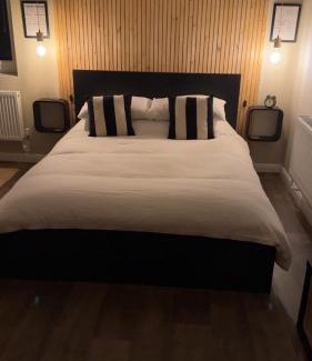 Freshwater Apartment | Pet-Friendly Getaway at The Cwtch Coastal Annex