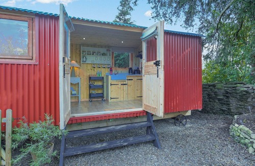 Munslow Cottage | Cozy 1 Bedroom Retreat in Craven Arms with Lake View
