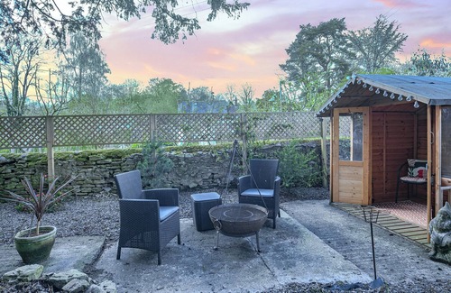 Munslow Cottage | Cozy 1 Bedroom Retreat in Craven Arms with Lake View