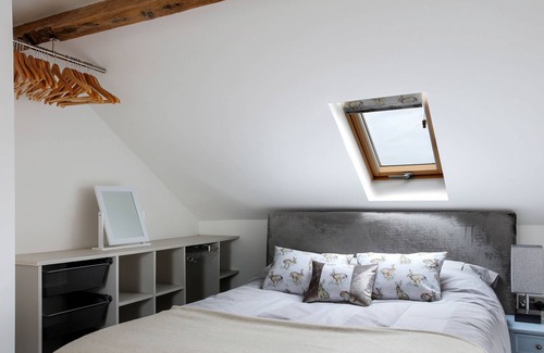 Ashby-de-la-Zouch House | Idyllic Dairy Barn Conversion with Pool and Lake View