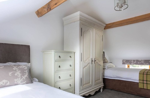 Ashby-de-la-Zouch House | Idyllic Dairy Barn Conversion with Pool and Lake View