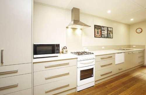 Avoca Cottage | Discover The Dairy: Secluded Farmstay with Family Amenities