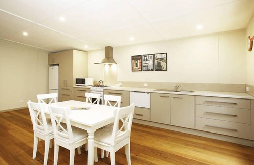 Avoca Cottage | Discover The Dairy: Secluded Farmstay with Family Amenities