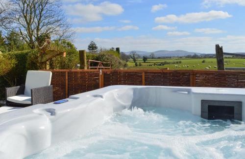 Newton Stewart House | Experience The Dairy House: Pet-Friendly Retreat with Hot Tub