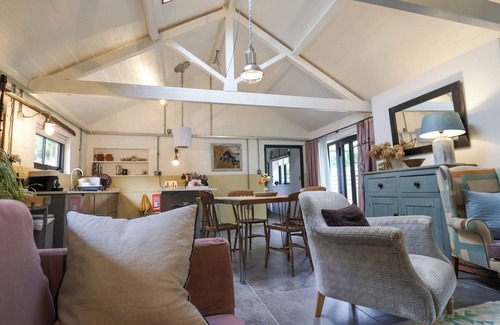 West Compton House | Cozy THE DAIRY: Romantic Retreat with Open Fire in Bridport