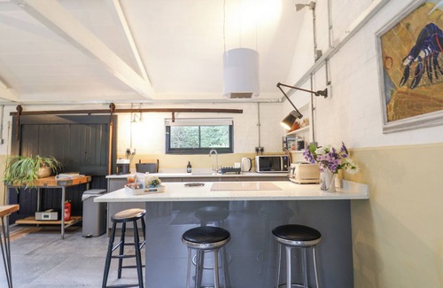 West Compton House | Cozy THE DAIRY: Romantic Retreat with Open Fire in Bridport