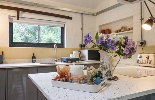 West Compton House | Cozy THE DAIRY: Romantic Retreat with Open Fire in Bridport