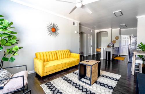 Downtown Dallas Apartment | The Dallas Den Sleeps 10