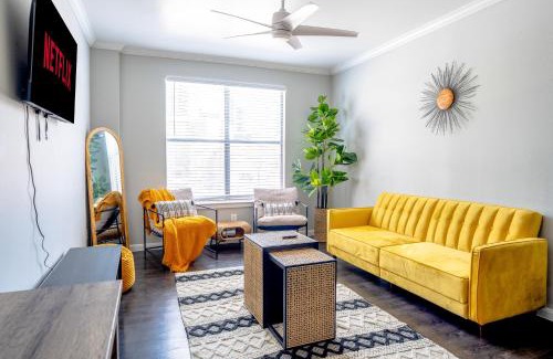 Downtown Dallas Apartment | The Dallas Den Sleeps 10