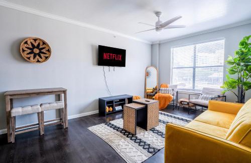 Downtown Dallas Apartment | The Dallas Den Sleeps 10
