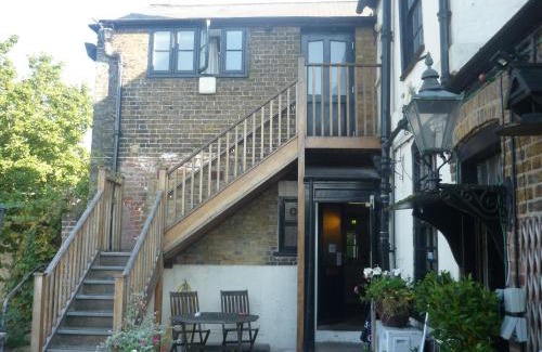 Cobham Hotel | Experience The Darnley Arms: 4-Star Comfort with Breakfast