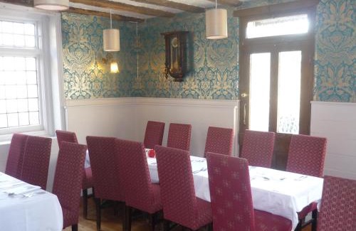 Cobham Hotel | Experience The Darnley Arms: 4-Star Comfort with Breakfast