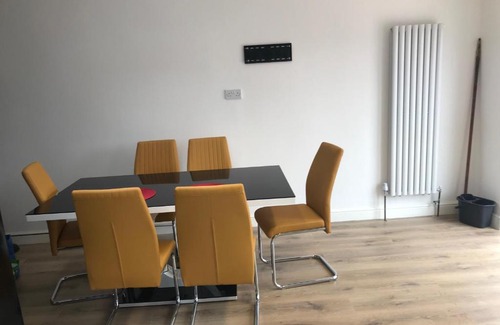 Dartford House | Guest Rated 10/10: The Dartford Five Bedrooms Retreat