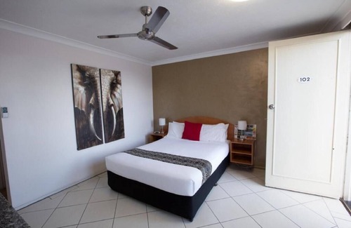 Berserker Hotel | Eco-Friendly Retreat at The David Motel with Pool & Dining